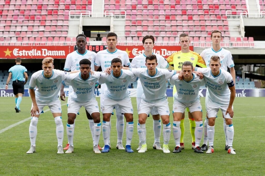 Oostenbrink (k&otilde;ige paremal tagumises reas) PSV meeskonnakaaslastega. Foto: erakogu