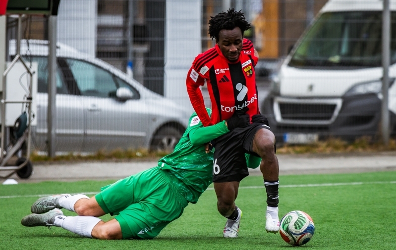 Dacosta Owusu teenis Tanel Tammikule teise kollase kaardi. Foto: Janek Eslon