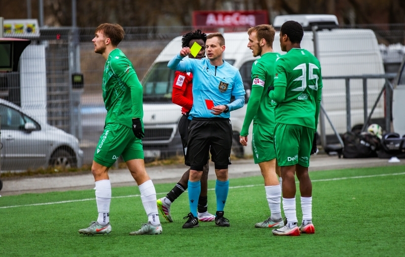 Tanel Tammik sai punase kaardi. Foto: Janek Eslon