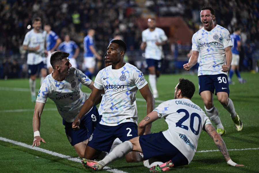 Denzel Dumfries kaaslastega v&auml;ravat t&auml;histamas. Foto: Scanpix / Daniele Buffa / IMAGO