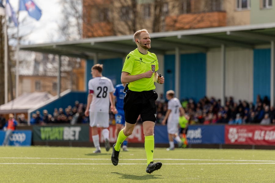 Erik Reinum&auml;gi jooksis Premium liigas peakohtunikuna v&auml;ljakule esmakordselt. Foto: Marleen M&auml;lk