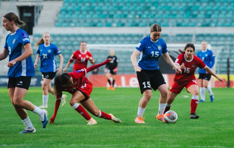 Anastasija Južaninova (Eesti nr 15) tegi koondises oma algkoosseisudeb&uuml;&uuml;di. Foto: Liisi Troska / jalgpall.ee