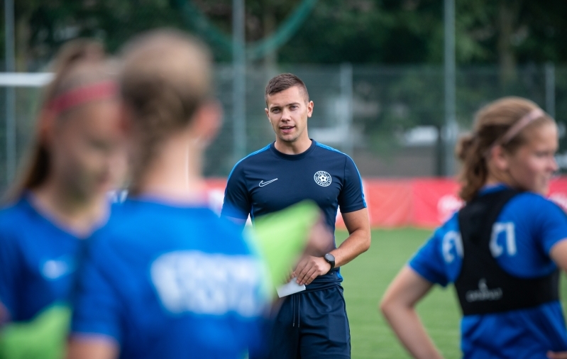 Deniss Samoilov j&auml;tkab neidude U15 koondise juhendamist. Foto: Liisi Troska / jalgpall.ee