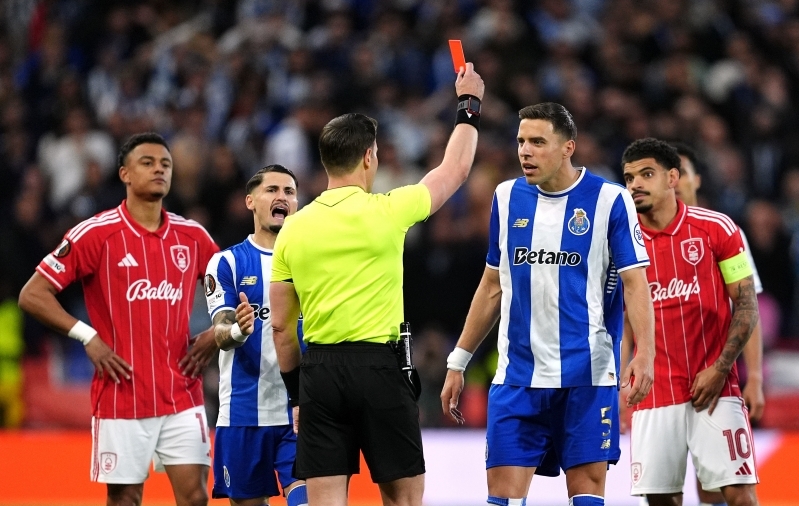 Porto j&auml;i kaheksandal minutil Jan Bednareki eemaldamise j&auml;rel k&uuml;mnekesi v&auml;ljakule. Foto: Scanpix / Martin Rickett / PA via AP