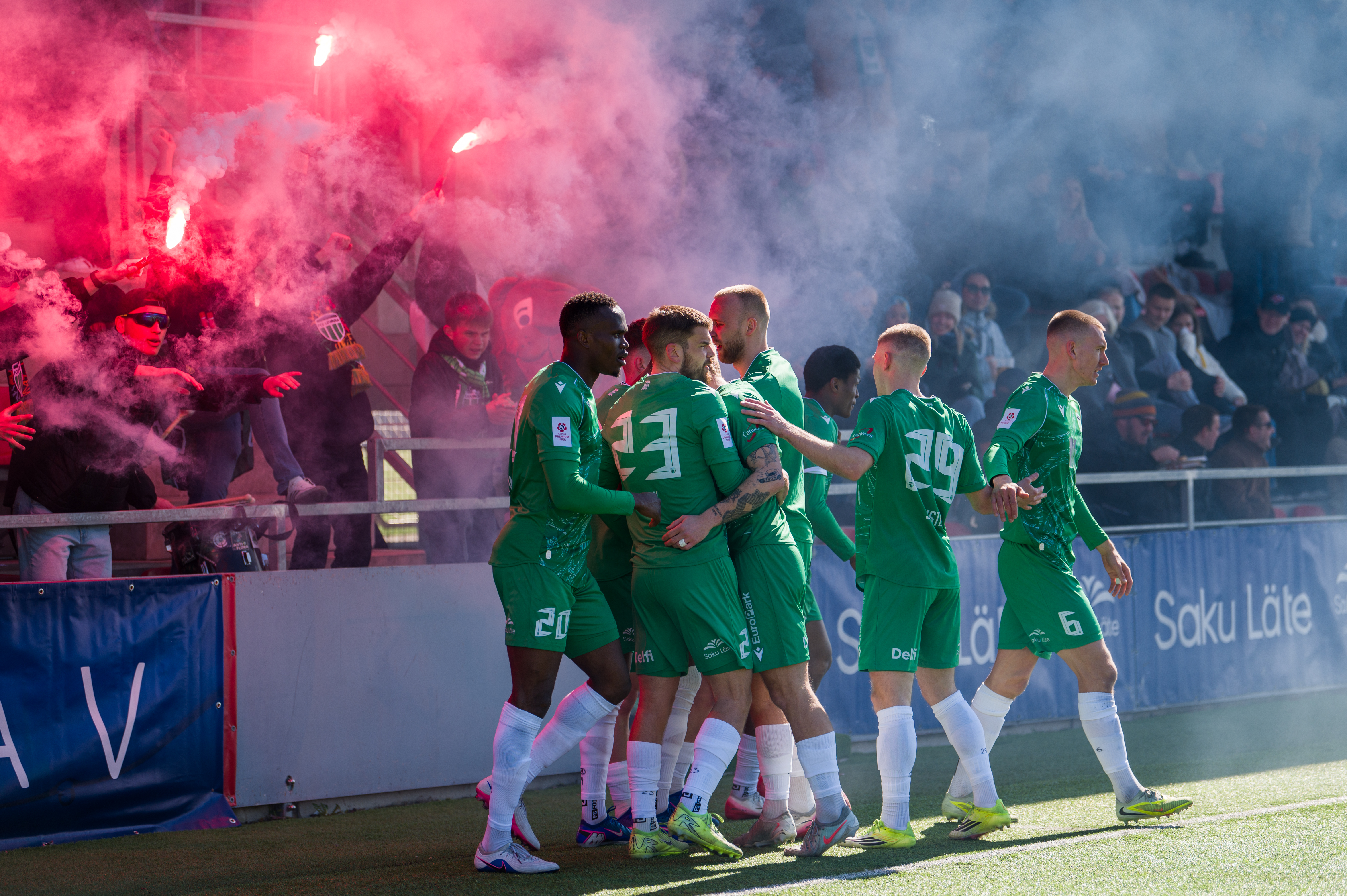 Aprilli sümboolne koosseis on Levadia-roheline, aga kevadele lisavad värvi ka teised toonid
