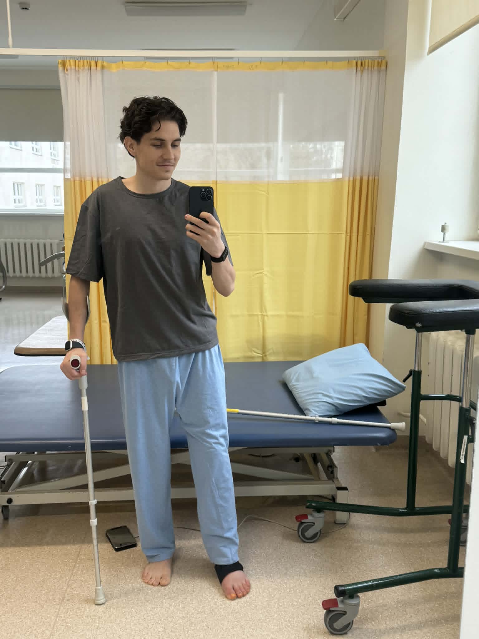 Maksimkin suudab karkude abil juba p&uuml;sti seista. Foto: erakogu