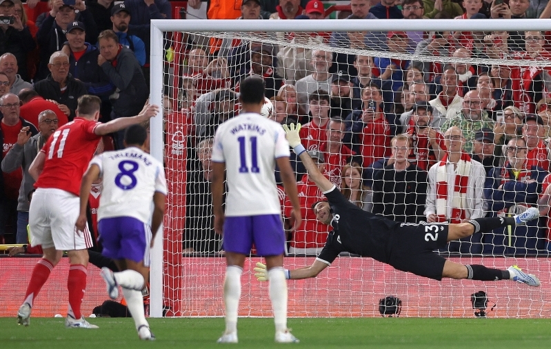 Martinez säras ühe supertõrjega, aga jäi Woodi penalti vastu võimetuks