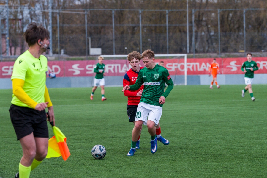 Marten Kukkonen (rohelises) l&otilde;i Maardu vastu kolm v&auml;ravat. Foto: Anna Andreas