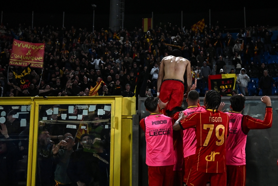 V&otilde;iduv&auml;rava l&ouml;&ouml;nud Lecce m&auml;ngija Walid Cheddira rebis s&auml;rgi seljast ning t&otilde;ttas v&otilde;&otilde;rsilf&auml;nnidega t&auml;histama. Foto: Scanpix / Gribaudi / IMAGO