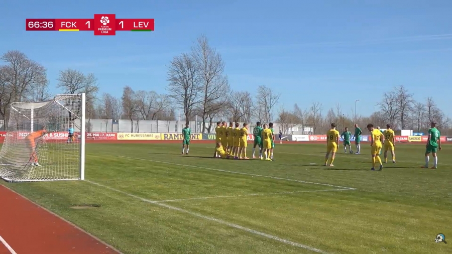 Hetk enne karistusl&ouml;&ouml;ki, millest s&uuml;ndis v&otilde;iduv&auml;rav. Nii Abraham Nwankwo (Levadia nr 20) kui ka Sander Sinilaiu (Kuressare nr 5) varju j&auml;&auml;v Mark Oliver Roosnupp hoiavad Kuressaare kaitsem&uuml;&uuml;riga nappi, aga selget distantsi. Foto: Soccernet TV