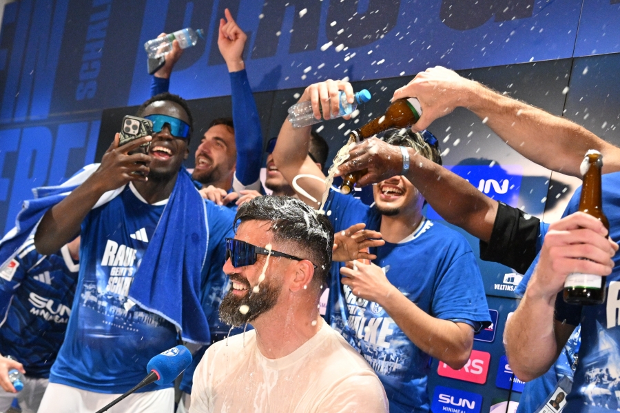 Schalke peatreener Miron Muslic (kiiruseprillidega valges s&auml;rgis) hoolealustega Bundesligasse naasmist t&auml;histamas. Foto: Scanpix / Bernd Thissen / dpa