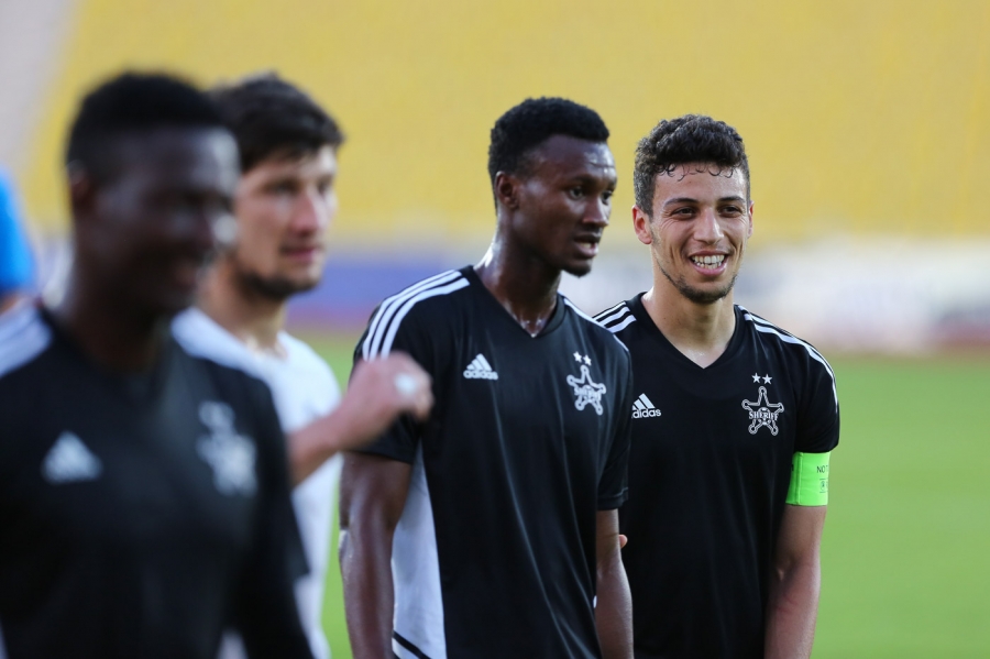 Tambedou meeskonnakaaslastega &Scaron;erifi s&auml;rgis. Foto: erakogu