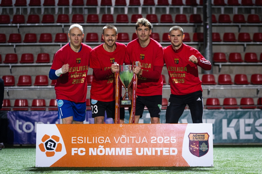 Georg Mattias Lagus, Karl L&auml;&auml;nelaid, Karl Gustav Kokka ja Kevin M&auml;tas Esiliiga karikaga. Foto: Katariina Peetson / jalgpall.ee