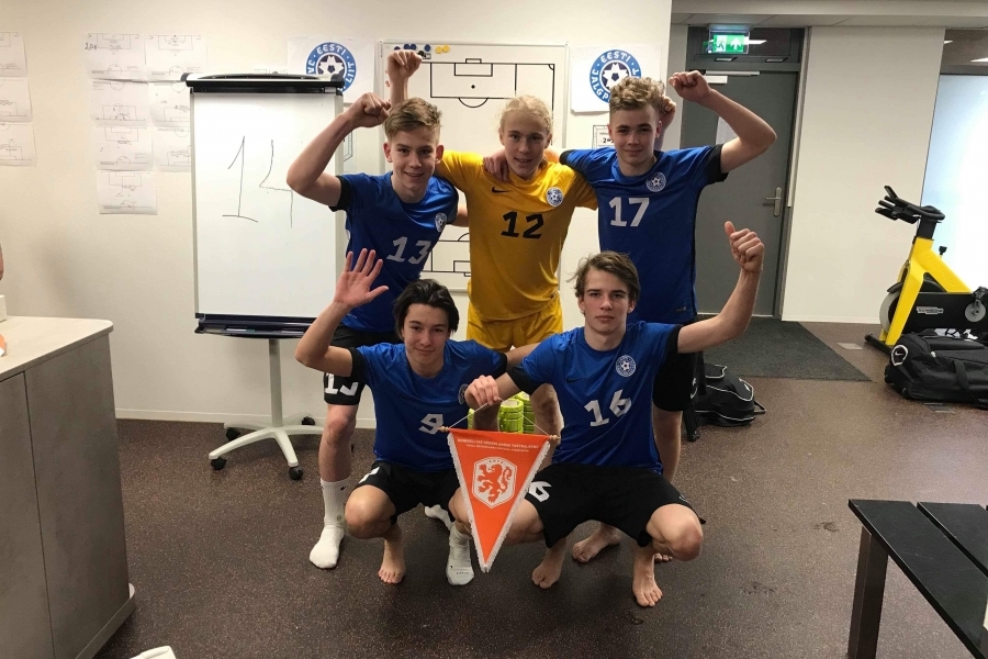 Sander Alex Liit, Georg Mattias Lagus, Henri Leoke (k&otilde;ik &uuml;lemises reas), Oliver J&uuml;rgens ja Karl Gustav Kokka (m&otilde;lemad alumises reas) p&auml;rast Hollandi eakaaslaste alistamist. Foto: erakogu