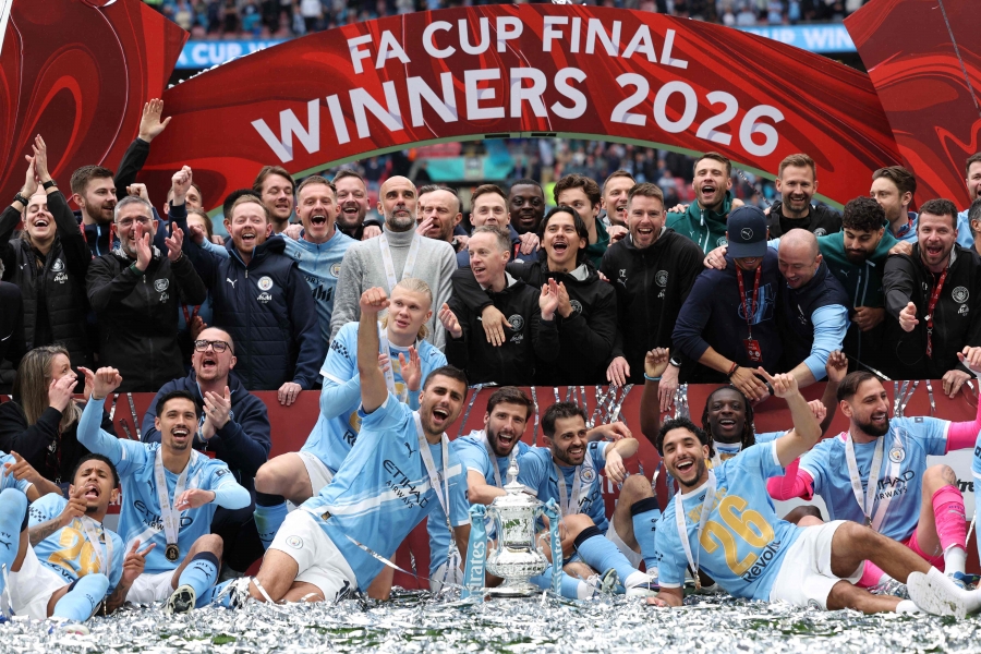 Sinine oli Wembleyl heledat tooni: City käis pealinnas jälle karikat tõstmas ja Guardiola juubelit tähistamas  (Chelseal krahh?) 