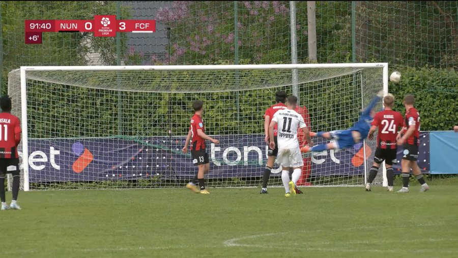 Sappineni lahutas k&uuml;baratrikist m&otilde;ni sentimeeter. Foto: Soccernet TV