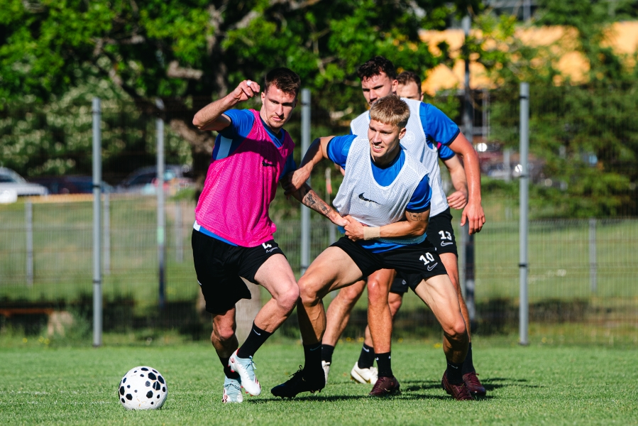 Vennad K&auml;idid trennis &uuml;he pildi peal! Mattias esiplaanil, Kristofer piilumas Kevor Palumetsa tagant. Foto: Liisi Troska / jalgpall.ee