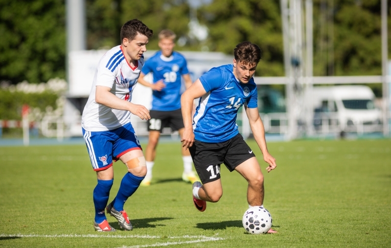 Patrik Kristal palliga Balti turniiri poolfinaalis F&auml;&auml;ri saarte vastu. Foto: Brit Maria Tael