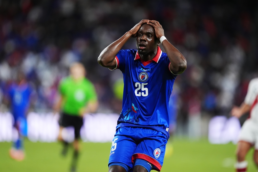 M&otilde;ne aasta eest Paides pallinud poolkaitsja Dominique Simon reisib Haitiga MM-ile, kus mitte keegi ei usu neisse. Foto: Scanpix / Rebecca Blackwell / AP