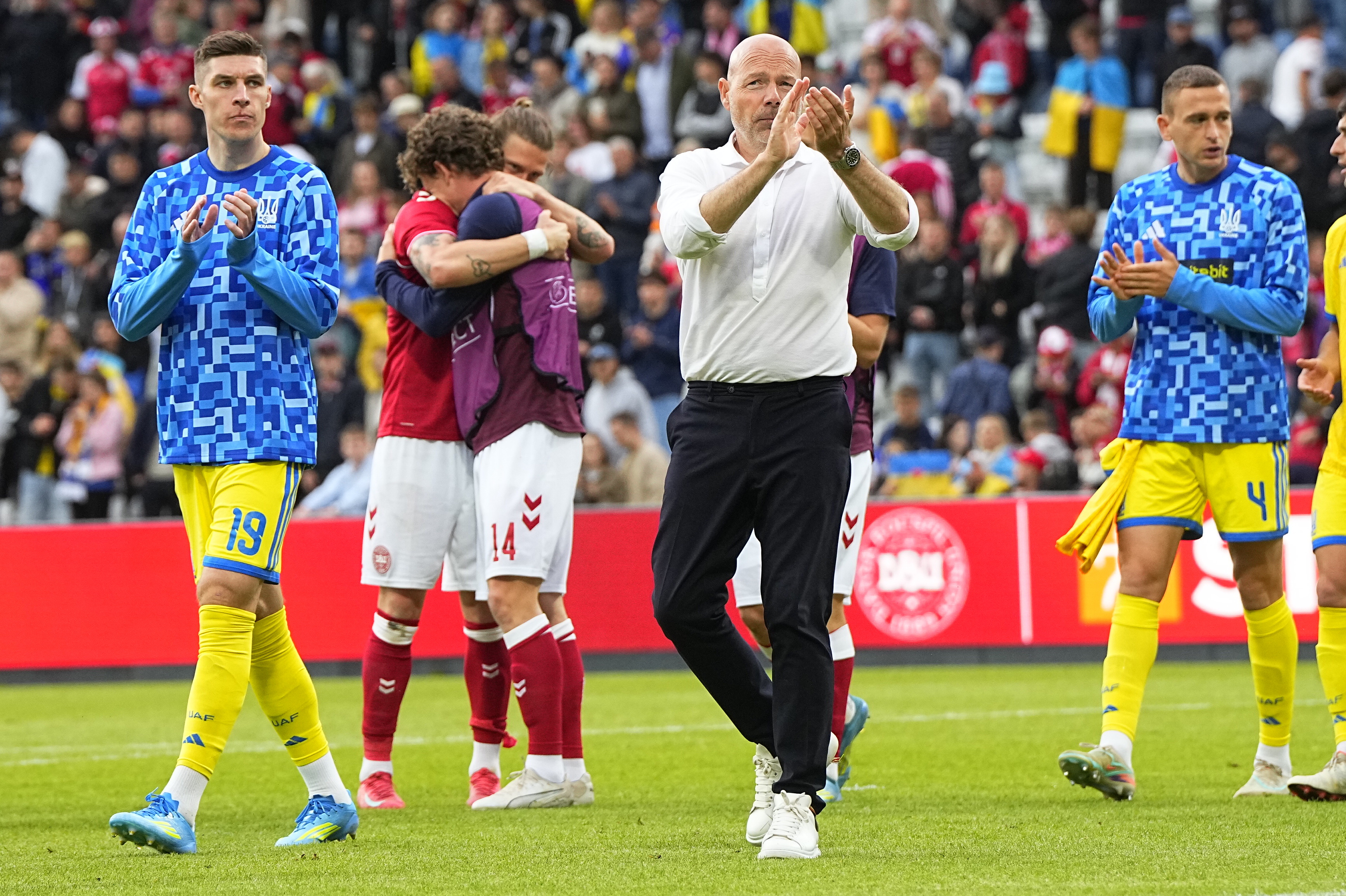 Rinnust kinni haaranud Eriksen kukkus taas väljakul kokku, Taani maavõistlus jäeti pooleli
