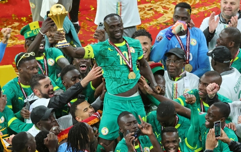 Sadio Mane t&auml;histamas tiimikaaslastega Aafrika meistritiitlit, millest j&auml;&auml;dakse hiljem ilma. Foto: Scanpix / Youssef Loulidi / AP Photo, File