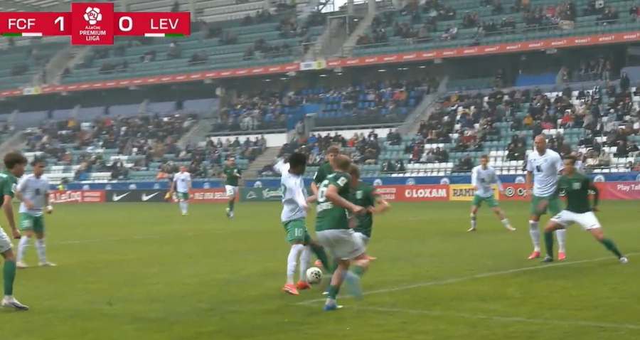 Hetk, mil Airon Kollo p&otilde;lv tabab Wendelli jalga. Foto: Soccernet TV