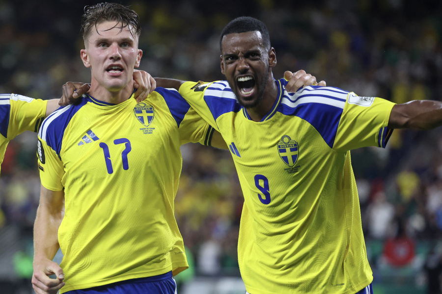 Uuema generatsiooni Rootsi kunnid Viktor Gy&ouml;keres ja Alexander Isak said MM-deb&uuml;&uuml;dil kirja v&otilde;idu, v&auml;rava ja v&auml;ravas&ouml;&ouml;du. Foto: Scanpix / Sofia Yaker / AP