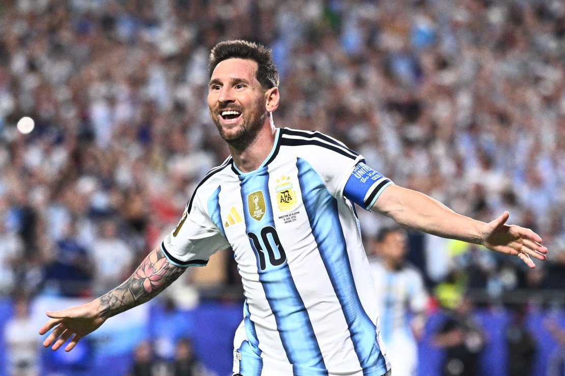 Lionel Messi n&auml;itas turniiri alustuseks p&ouml;&ouml;rast hoogu. Foto: Scanpix / Tom Weller / dpa