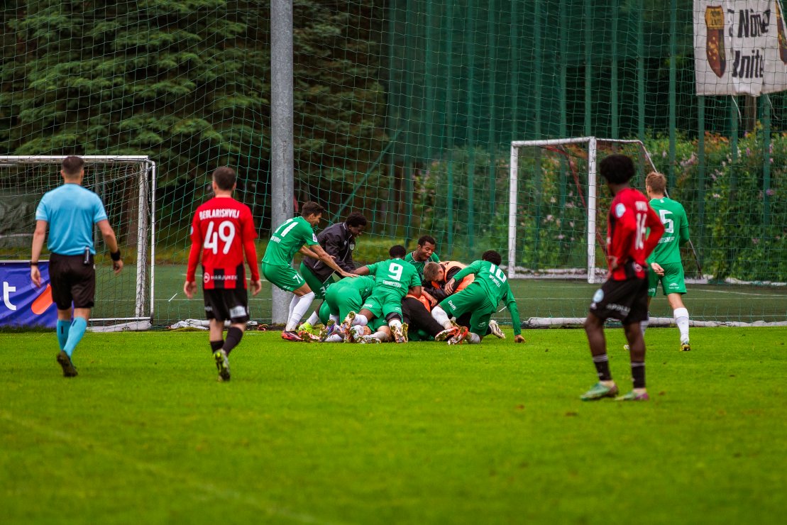 16/36 | Töövõitu tähistatakse külakuhjaga!
