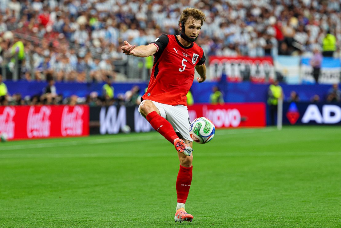 Stefan Posch peab l&otilde;ualuumurru t&otilde;ttu kandma omap&auml;rast katet. Foto: Scanpix / Pawel Andrachiewicz / PressFocus