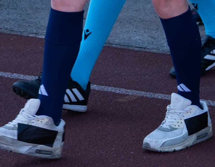 Ei mingit Nike'i! "Valede" tossudega m&auml;ngule tulnud maskotilastel tuli kinni teipida k&otilde;ik logod, mis polnud turniiri sponsori Adidase omad. Foto: Grete Veedla