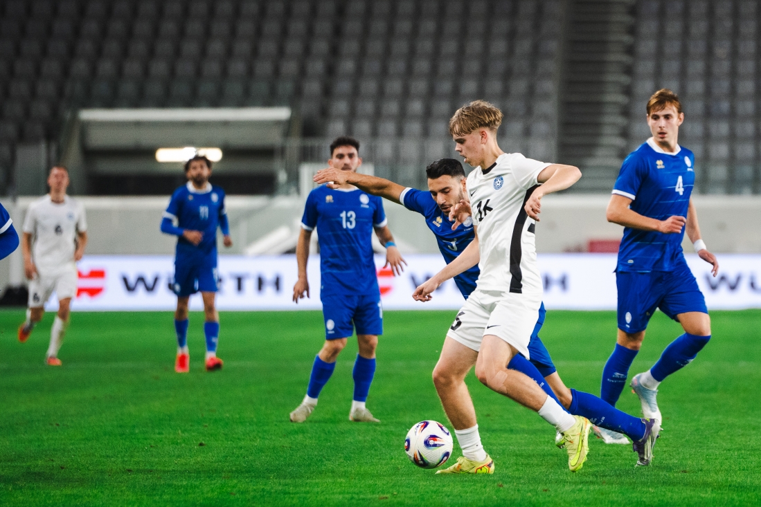 Paalberg oma seni viimases ametlikus m&auml;ngus novembris K&uuml;prose vastu. Vasak p&otilde;lv, mis on talle sel aastal muret teinud, oli juba toona tugevalt teibitud. Foto: Liisi Troska / jalgpall.ee