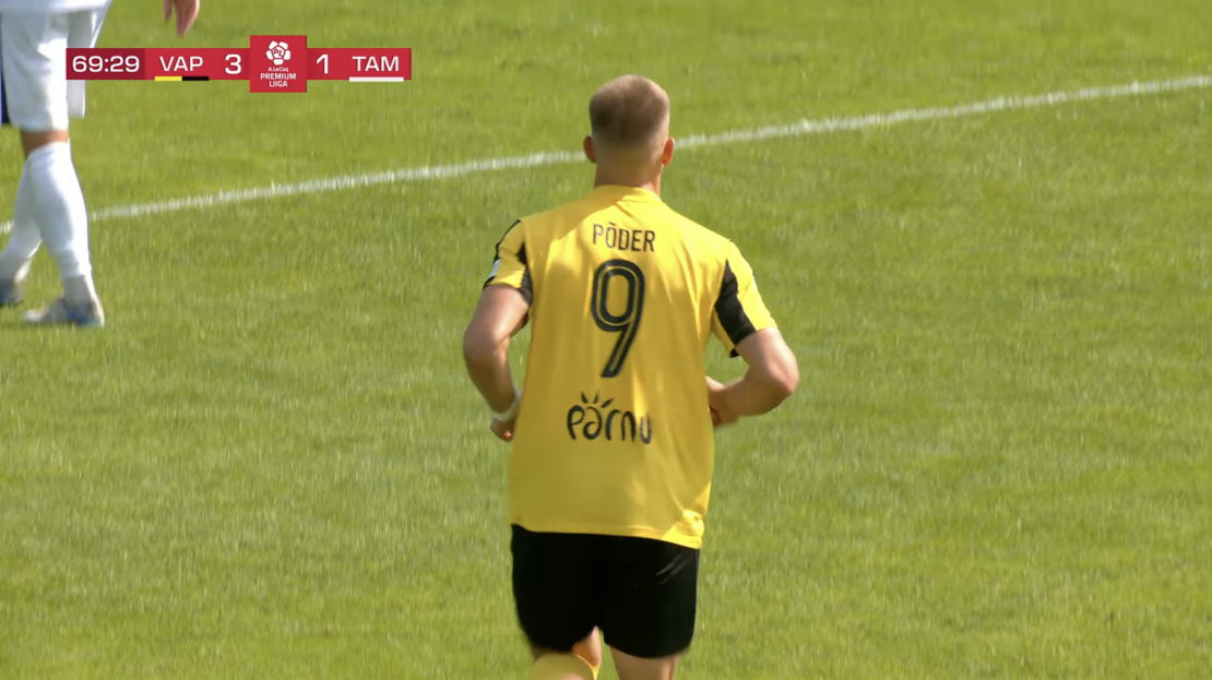 Marko Lipp Joosep P&otilde;dra s&auml;rgis. Foto: Soccernet.ee
