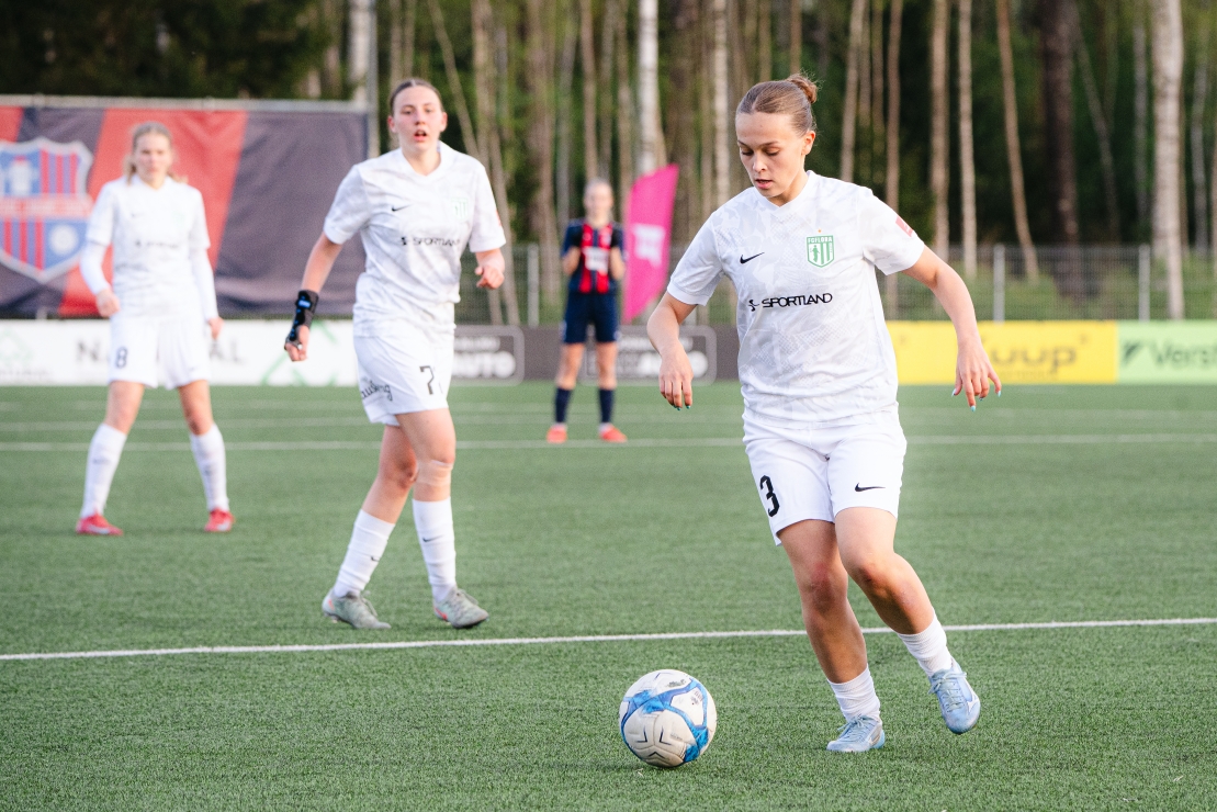 Dajana Smirnova palliga. Foto: Liisi Troska / jalgpall.ee