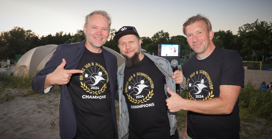 Kari-Andri Kask, Kaarel Kose (rannajalgpalliliigade p&auml;evajuht) ja Rait Klaas (rannaliigade &uuml;ks asutajatest). Foto: Ants Liigus