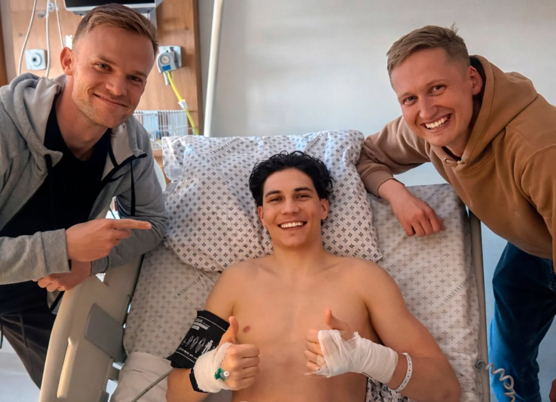 Tristan Koskor (vasakul) ja Richard Aland (paremal) aprillikuus haiglas Mark Maksimkinit k&uuml;lastamas. Foto: JK Narva Trans / Facebook