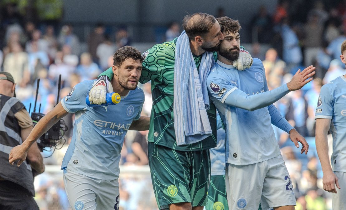 Jo&scaron;ko Gvardiol (paremal) kerkis Premier League&rsquo;i avavoorus Manchester City kangelaseks. Foto: Scanpix / Peter Powell / EPA