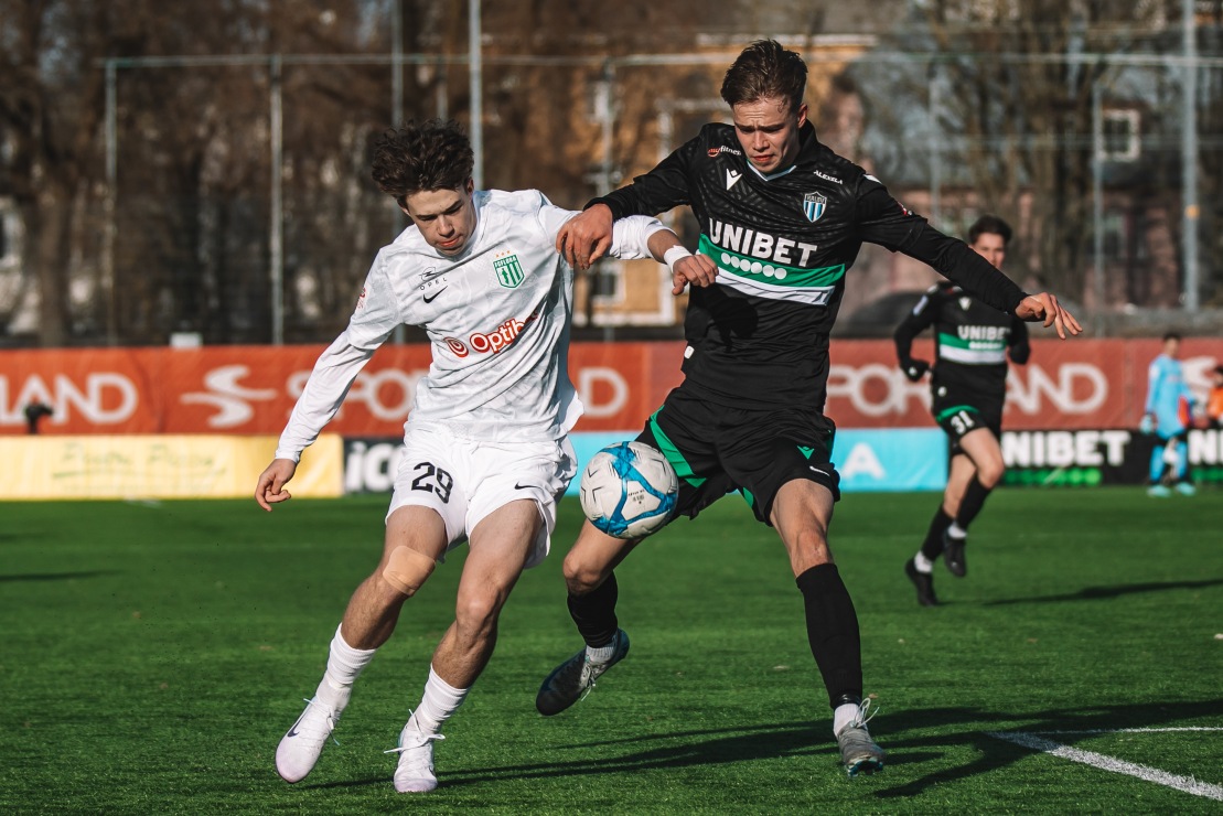Sander Alamaa praeguse meeskonnakaaslase Airon Kollo vastu pallimas. Foto: Janek Eslon