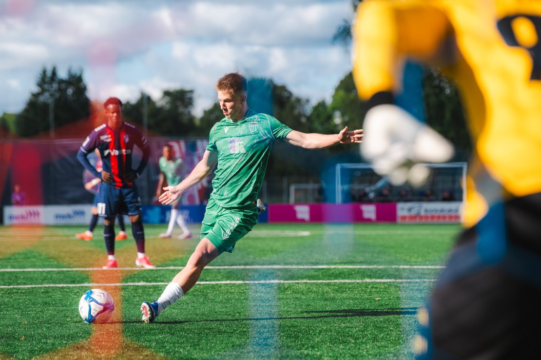 Maksimilian Skvortsov oli penaltipunktilt t&auml;pne ja avas m&auml;nguskoori. Foto: Liisi Troska / jalgpall.ee
