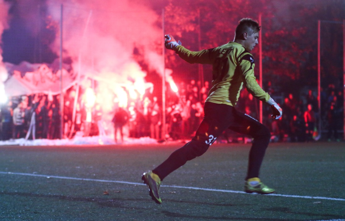 Welco ja Flora esindusmeeskonna vaheline karikam&auml;ng oli Tartu klubi jaoks 11 aastat k&otilde;ige publikurohkemaks kodum&auml;nguks. Fotol sooritab praegune klubijuht Edgar Leht v&auml;ljal&ouml;&ouml;ki. Foto: Soccernet.ee arhiiv