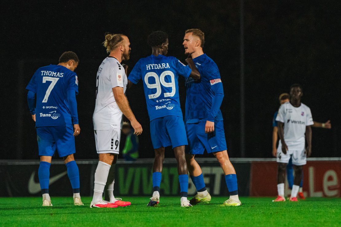 Tammeka ja Paide m&auml;ngus jagus ohtrasti tulev&auml;rki. Foto: Liisi Troska / jalgpall.ee