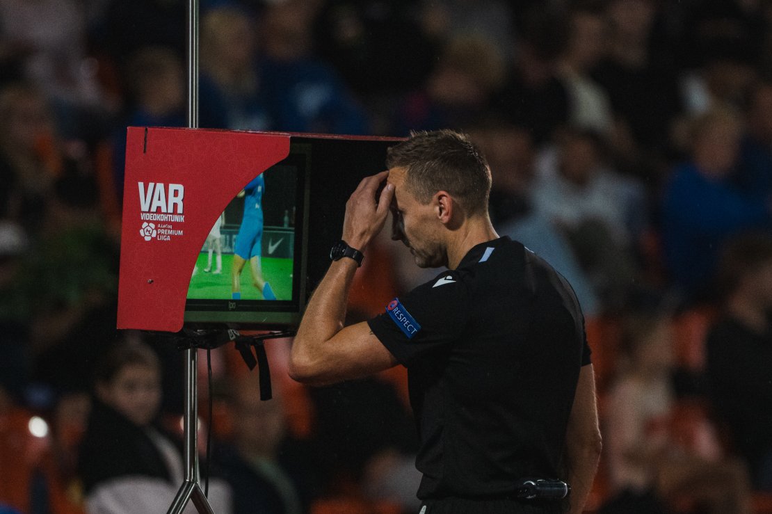 Peakohtunik Martti Pukk jagas laiali 2 punast kaarti. Foto: Liisi Troska / jalgpall.ee