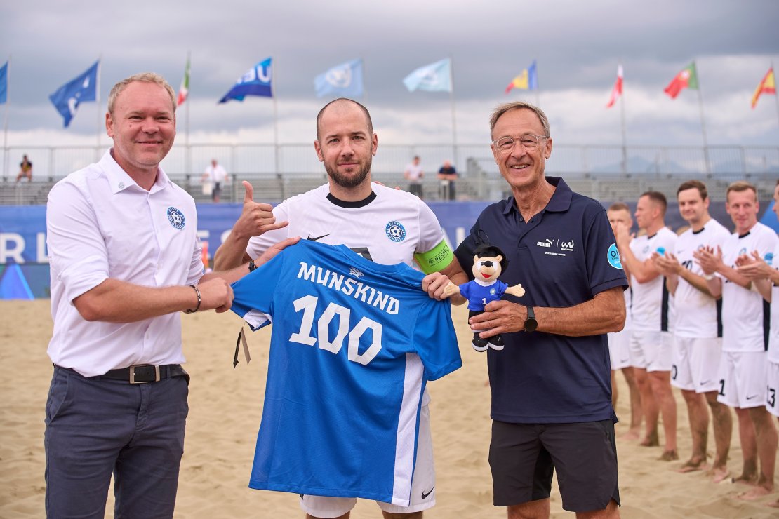 Eesti Jalgpalli liidu juhatuse liige Kari-Andri Kask, Rasmus Munskind ja Beach soccer Worldwide'i asepresident Gabino Renales. Foto: Jose Manuel Alvarez / BSWW