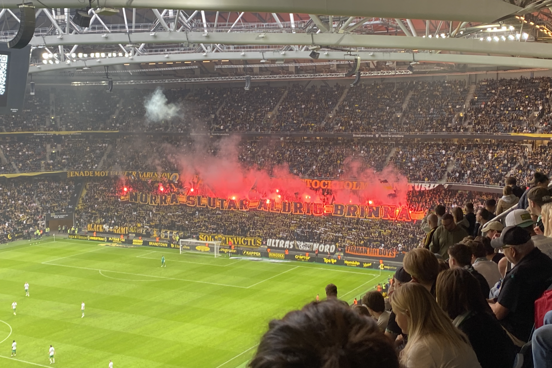 Reportaaž | Plagušõu, põlevad tribüünid ja puänt. Vaatemänguline Stockholmi derbi tekitas kananaha