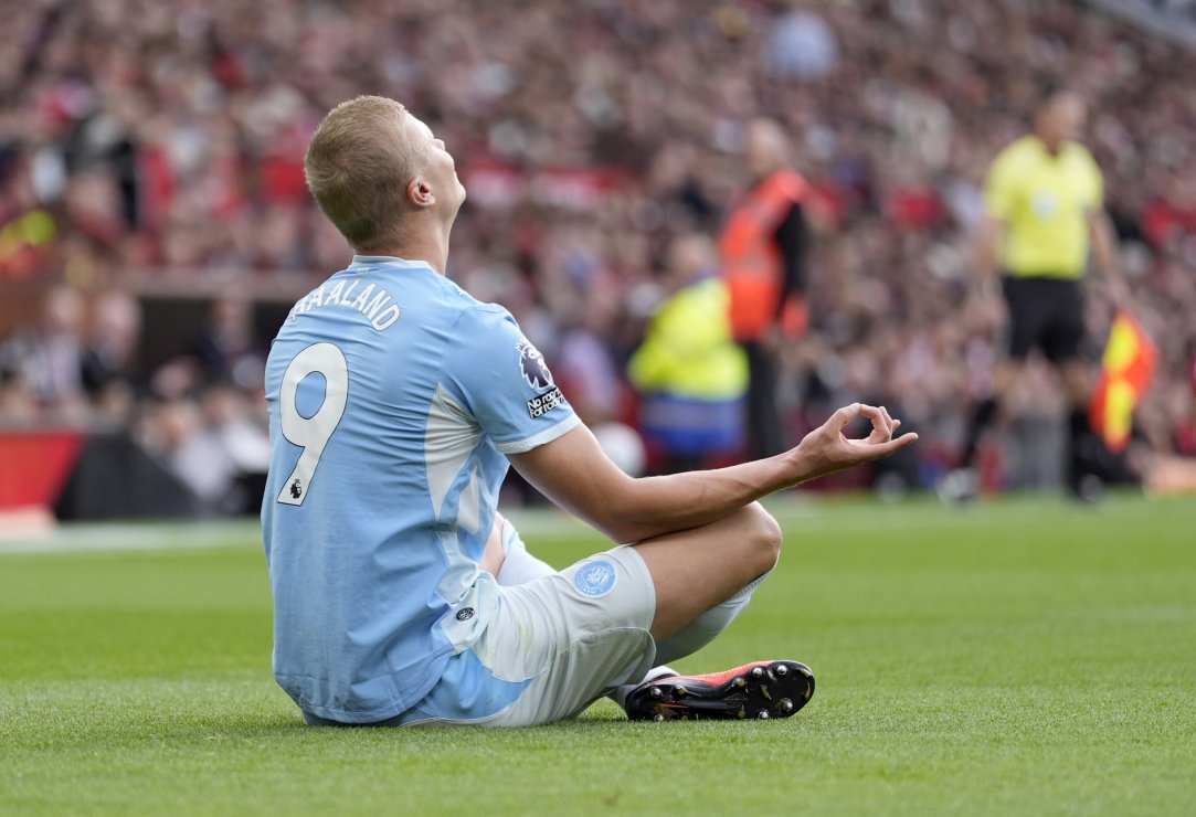 Algul punane, lõpuks sinine! Küsitava karistusega alanud Manchesteri derbi lõppes Haalandi joovastusega