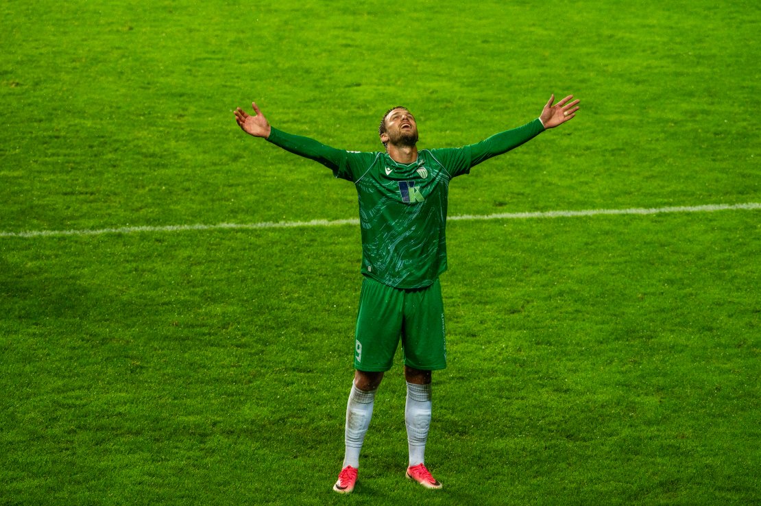 Memo | Ei, Levadia ei peatu, ei-ei! Roheline kiirrong mattis Tammeka väravate alla