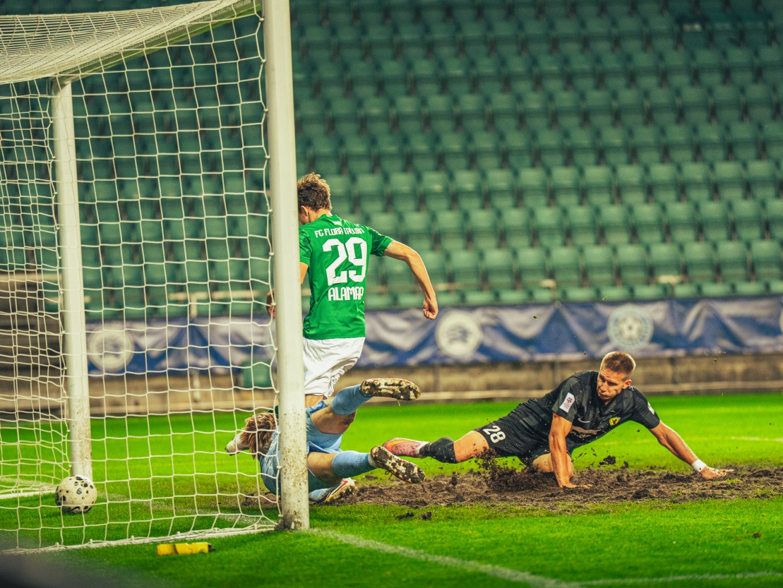 Sander Alamaa, Ott N&otilde;mm ja Marko Lipp mudas maadlemas. Foto: Anna Andreas