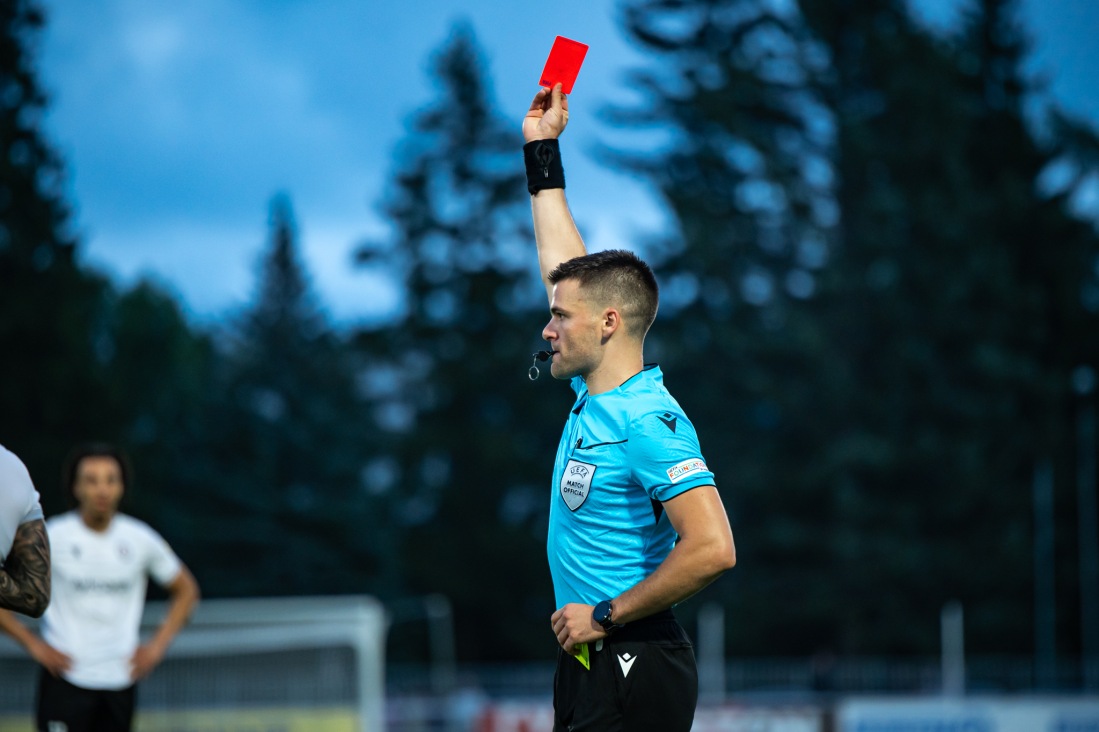 II liiga mängul kohtunike solvamine tõi klubile rahatrahvi ja juhile pika keelu