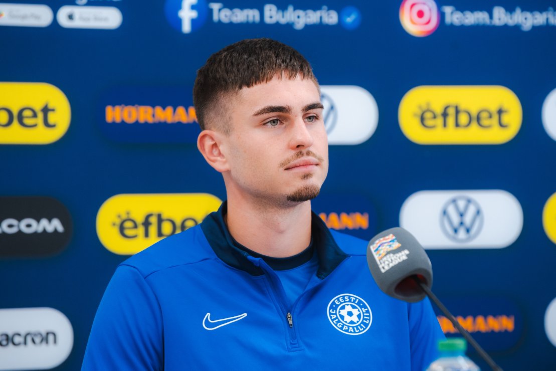 Maksim Paskot&scaron;i m&auml;ngueelsel pressikonverentsil Bulgaarias. Foto: Liisi Troska / jalgpall.ee