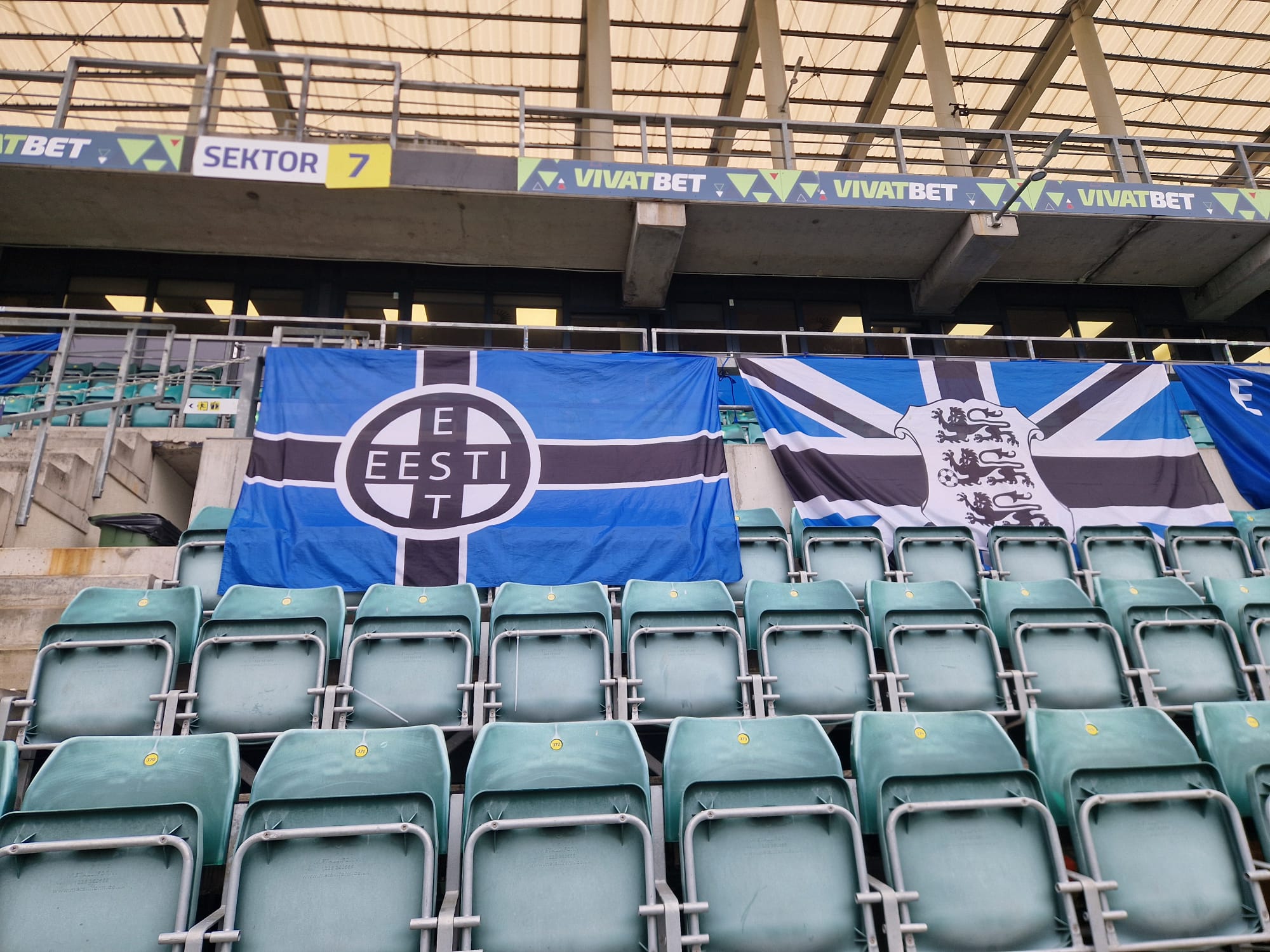 R&otilde;ngasristi motiiviga lipp, mis kaks aastat tagasi &uuml;ht&auml;kki &auml;ra keelati. Foto: Raul Ojassaar